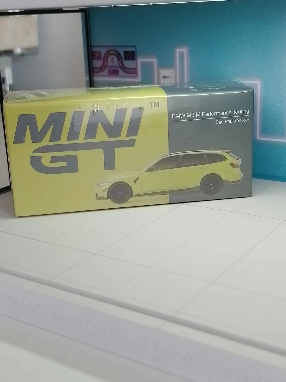 Mini GT 1/64 MGT1102 BMW M3 M Performance Touring - São Paulo Yellow - NOVO